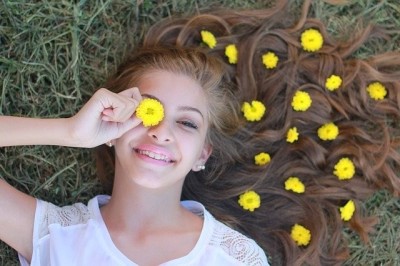 Youg girl with flowers